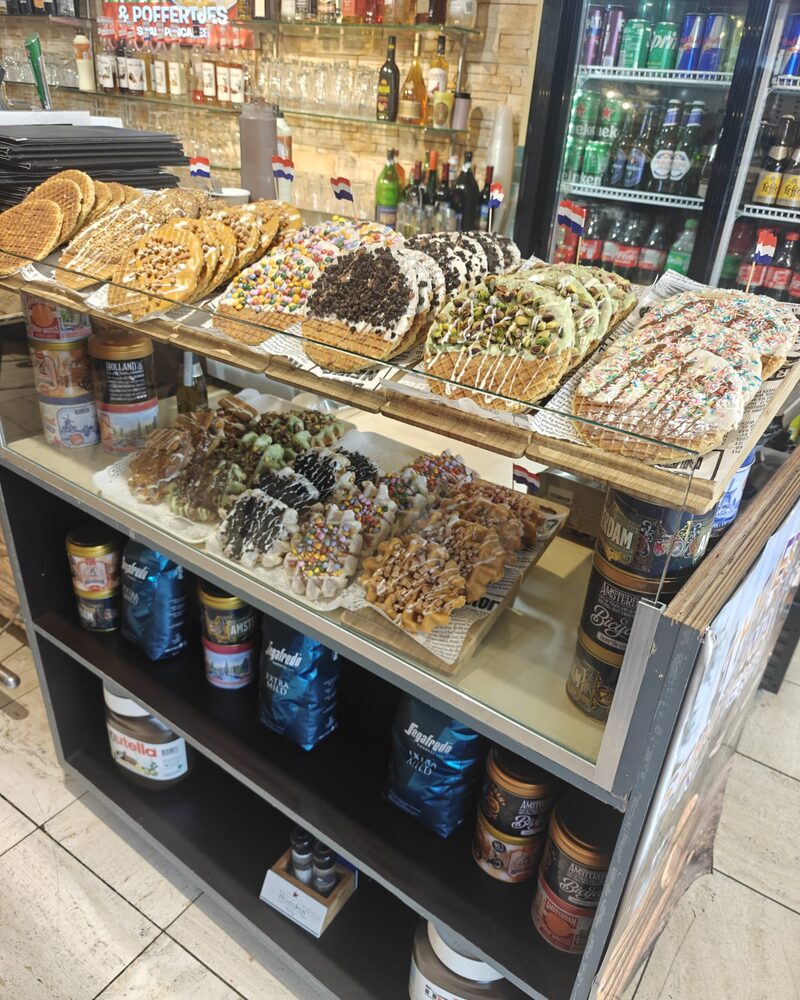 De toonbank met verse wafels, stroopwafels en potten Nutella en pindakaas