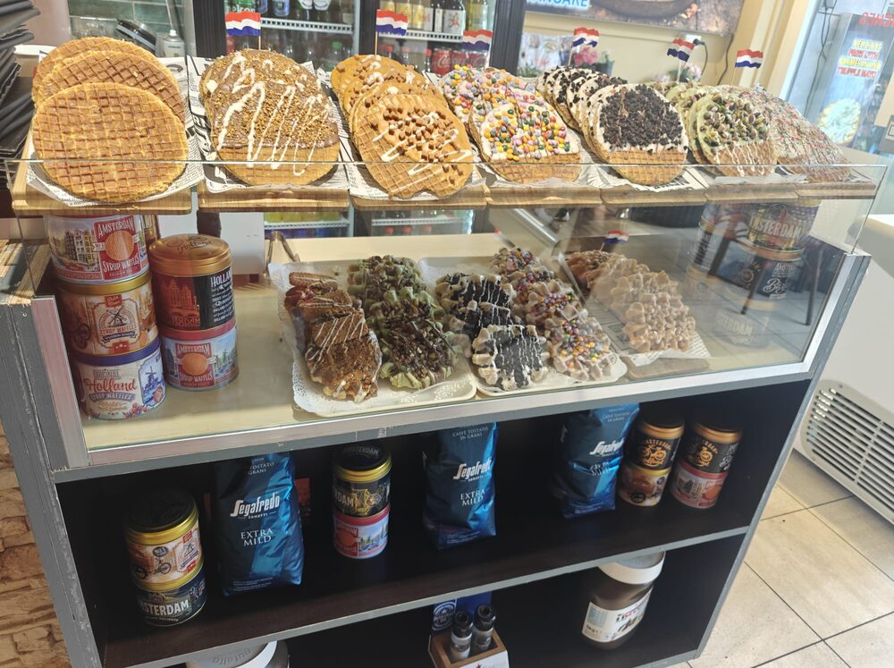 De wafeltoonbank met verse wafels, stroopwafels en potten Nutella en pindakaas